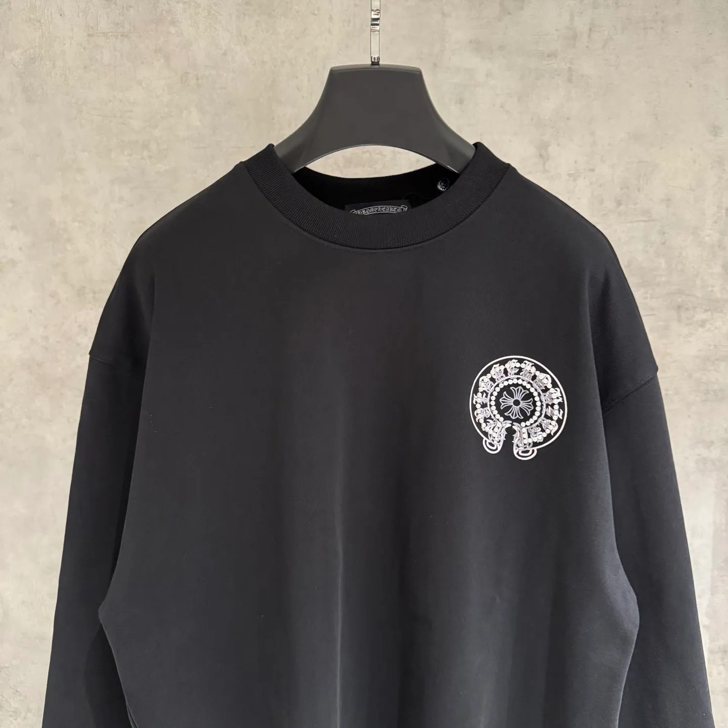 🅿️350 [Strict quality control] CH Croixin's new long-sleeved sweatshirt T-shirt. Heavy 420g double yarn fabric. Three-dimensional printing on the back panel ➕ bubble beads on the front and back. The whole garment is washed twice. The four sides are frayed and torn. Heavy fabric. The neckline is made of icy Solona. Loose fit. Deep, wide and stylish. No deformation or shrinkage. Color: 3 colors, black, white and gray. Size: M-2xl